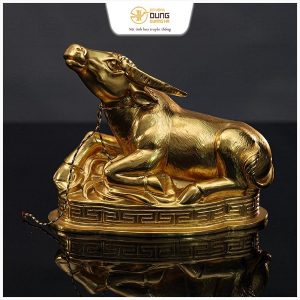 Tượng con trâu nằm bằng đồng vàng catut thếp vàng size 14x17x8,5cm