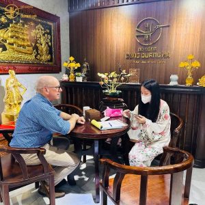 Chi nhánh Sài Gòn đón vị khách nước ngoài đến thỉnh tượng Phật