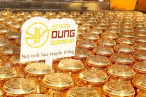Dung Quang Hà bàn giao 300 quả trống đồng vàng mạ vàng