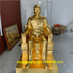 Tượng Đại tướng Võ Nguyên Giáp ngồi ghế bằng đồng đỏ dát vàng cao 90cm