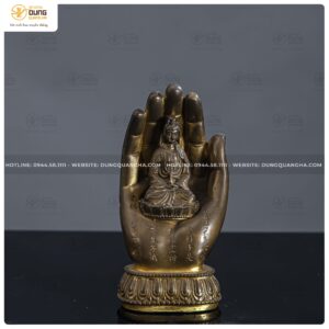 Tượng Bồ Tát Quan Âm trong bàn tay Phật bằng đồng vàng