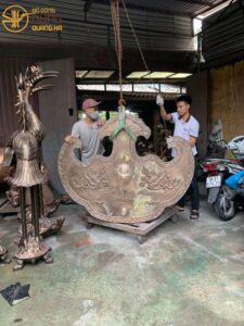 Đồ đồng Dung Quang Hà bàn giao chuông và khánh đồng nặng 2,5 tấn