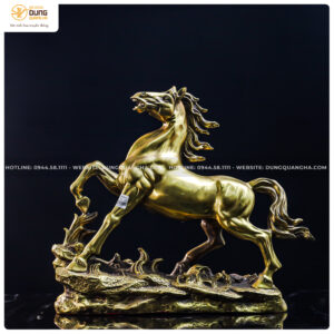 Tượng ngựa phi nước đại trên đồng cỏ bằng đồng vàng kích thước 26x35x13cm