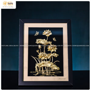 Tranh hoa sen bằng đồng mạ vàng nền nâu kích thước 24,5x31,5cm