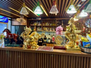 Bàn giao tượng rồng, tượng nàng thơ dát vàng cho khách hàng tại Hà Nội