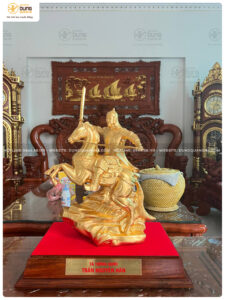 Bàn giao bức tượng Tả Tướng Quốc Trần Nguyên Hãn cao 50cm dát vàng cho khách Lập Thạch - Vĩnh Phúc