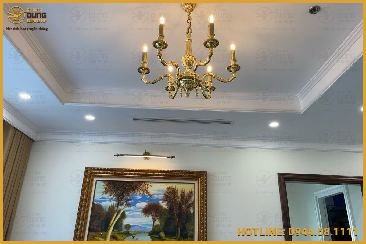Dung Quang Hà hoàn thiện đèn chùm mạ vàng cho khách tại Hà Nội