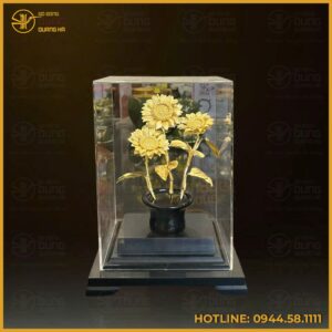 Chậu hoa hướng dương bằng đồng đặt hộp mica