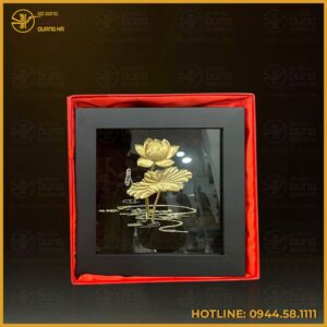 Tranh hoa sen lưu niệm mạ vàng 24k nền đen