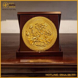 Quà tặng doanh nghiệp tranh hoa sen bằng đồng độc đáo
