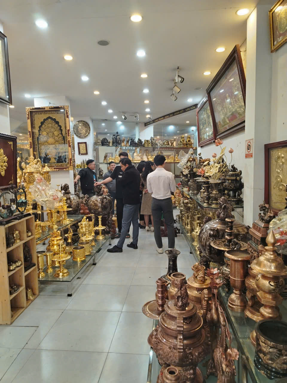 Khách hàng được tư vấn kỹ lưỡng