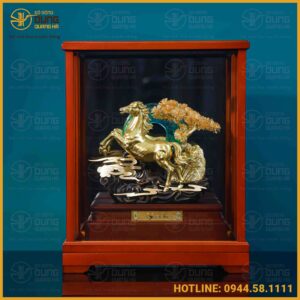 Quà lưu niệm tượng ngựa đứng đá vòng ngọc xanh dát vàng Đài Loan cao 36cm ngang 28cm