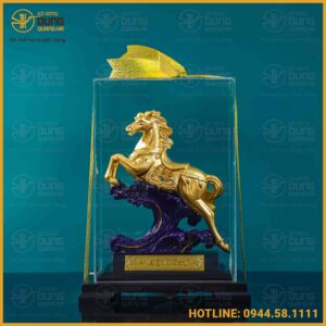 Quà lưu niệm tượng ngựa hí cưỡi sóng xanh dát vàng cao 22cm