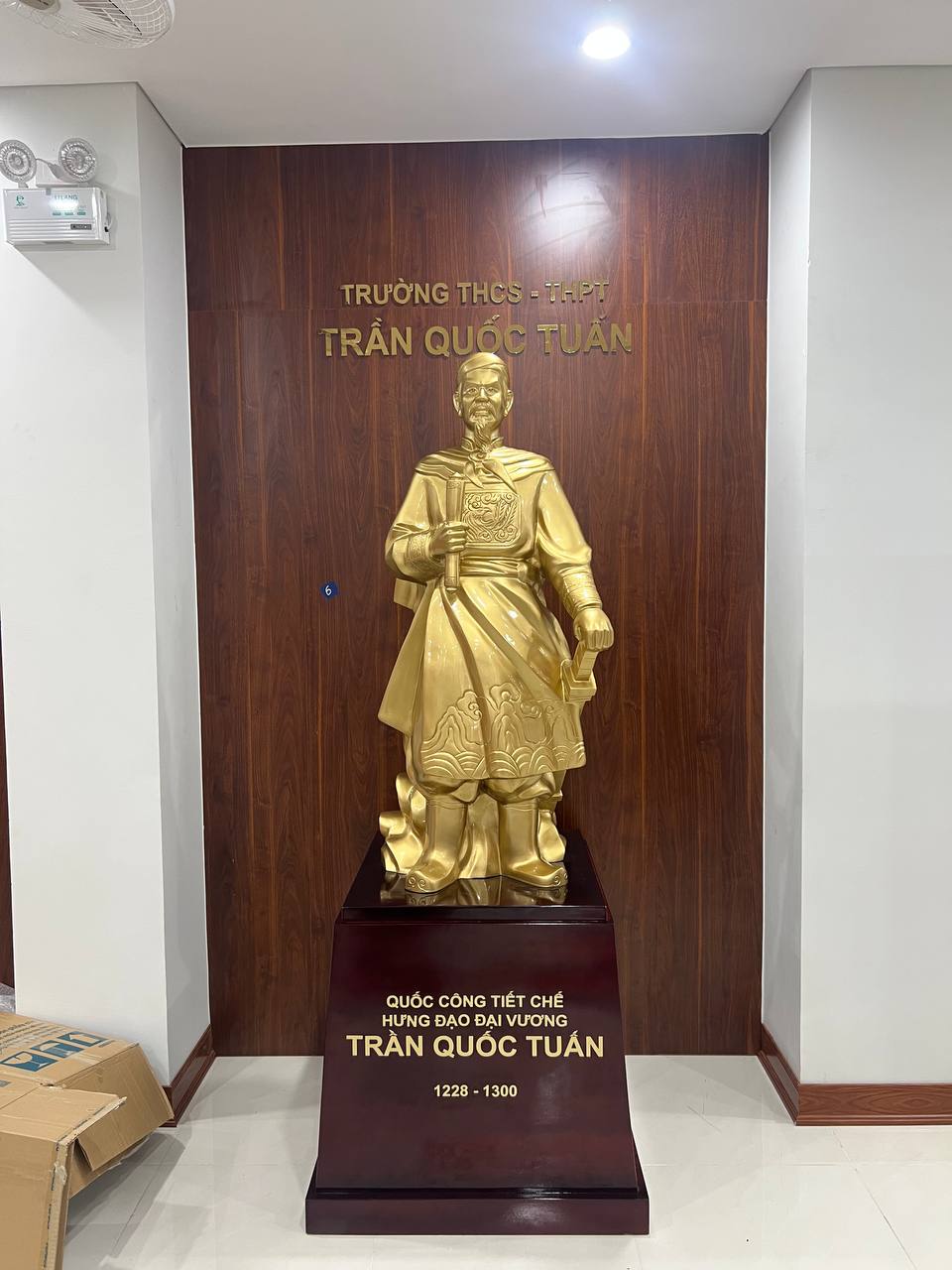 Bàn giao tượng Đức Thánh Trần 1m33, 90cm và tượng Bác Hồ 70cm tại Trường THCS & THPT Trần Quốc Tuấn – Nam Từ Liêm, Hà Nội