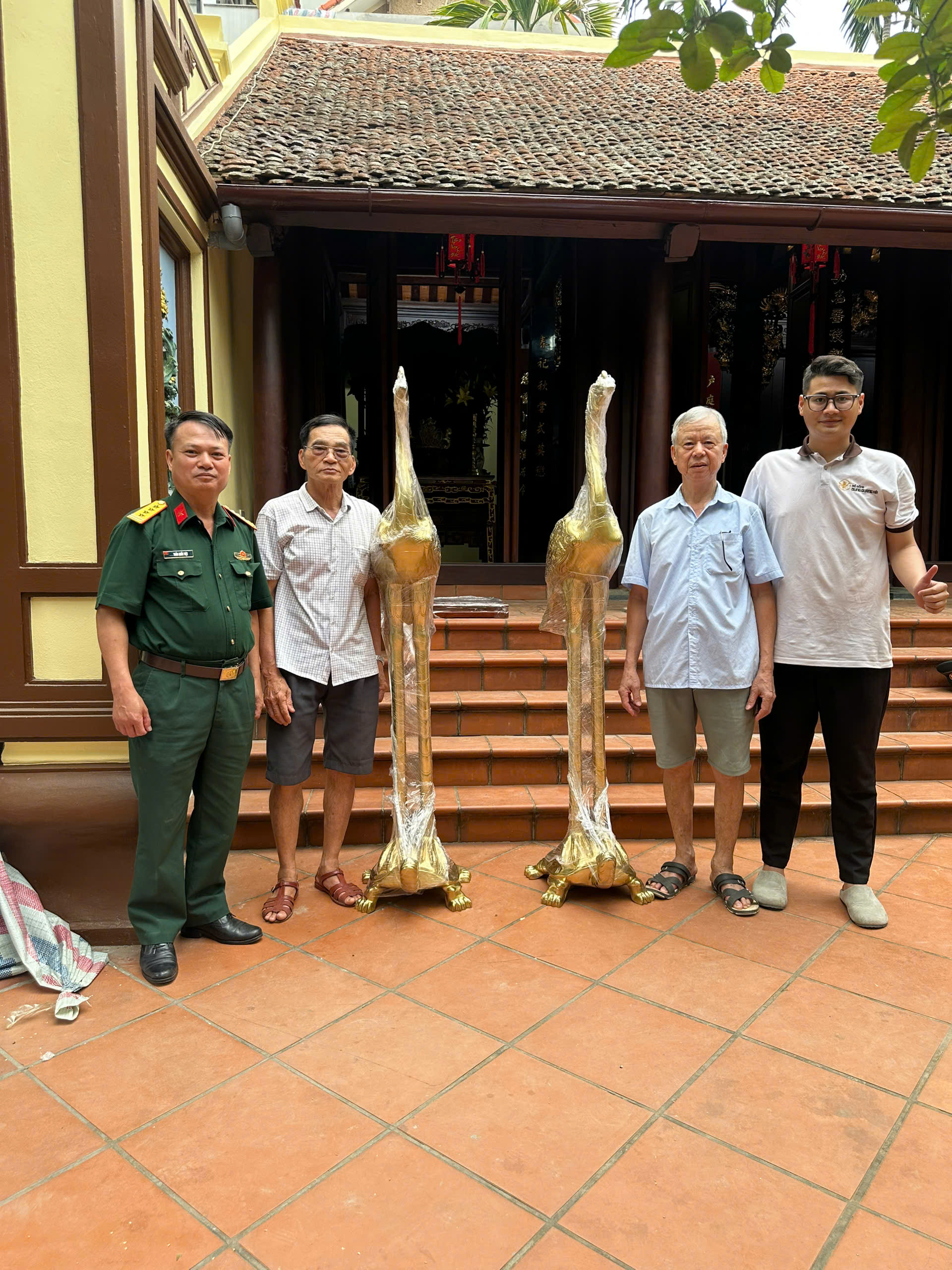 Bàn giao đôi hạc 1m76 chất liệu đồng vàng mẫu đúc theo yêu cầu tại Hoài Đức, Hà Nội