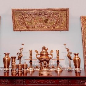 Bộ đồ thờ cúng đầy đủ trên bàn thờ – đồng đỏ chạm rồng nổi