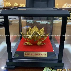 Hoa sen bằng đồng mạ vàng trưng bày Đại lễ Phật Đản