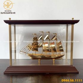 Mô hình thuyền buồm mạ vàng khung kính sang trọng
