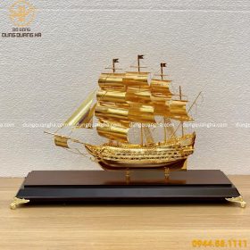 Thuyền buồm mạ vàng đế gỗ sang trọng