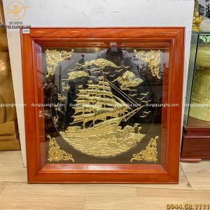 Tranh Thuận Buồm Xuôi Gió bằng đồng vàng khung gỗ 80 x 80cm