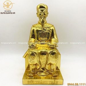 Tượng Đức Thánh Trần ngồi ghế bằng đồng mạ vàng