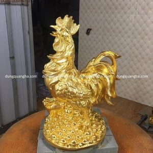 Tượng gà trống bằng đồng đứng mâm tiền cao 40cm dát vàng