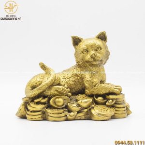 Tượng mèo nằm trên tiền bằng đồng vàng cao 17cm dài 22cm