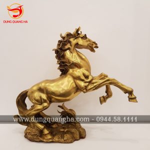 Tượng ngựa phong thủy bằng đồng vàng mộc