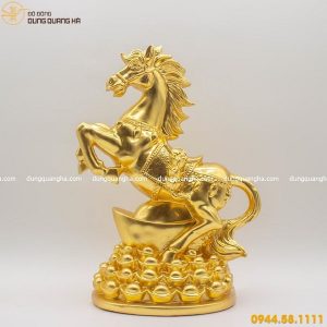 Tượng ngựa phong thủy đứng trên tiền thếp vàng mẫu 2